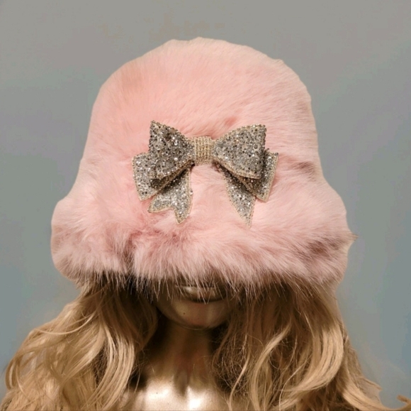 NWT Soft Pink Super Furry Faux Fur Winter Bucket Hat w/ Vtg. Crystal Bow Brooch - Picture 6 of 16